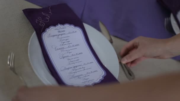 servírka sloužit tabulka na svatbě - Záběry, video