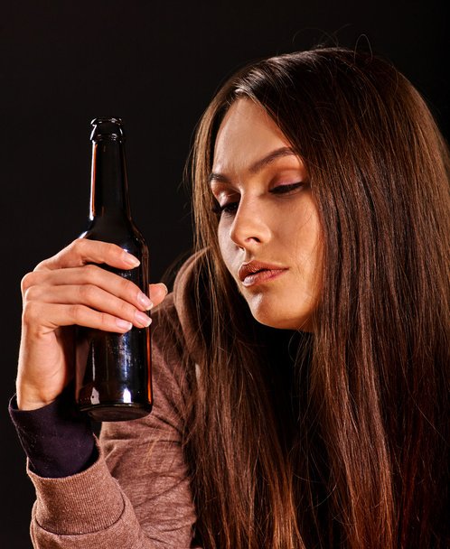 Пьяная девушка с бутылкой водки
. - Фото, изображение