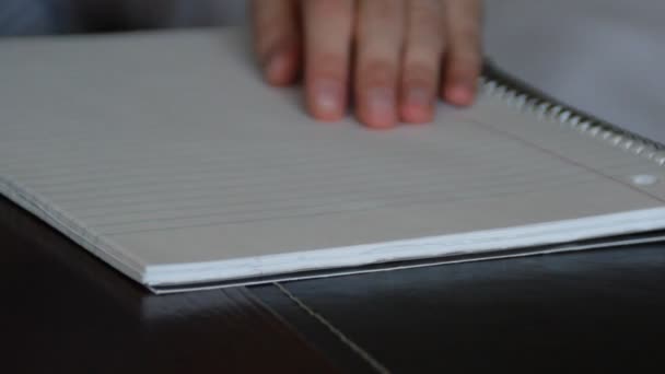 Escritor toma notas em um caderno
 - Filmagem, Vídeo