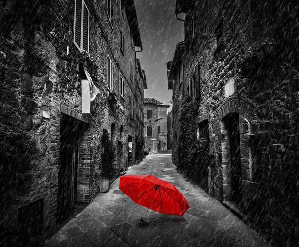 Paraguas en la calle oscura
 - Foto, imagen