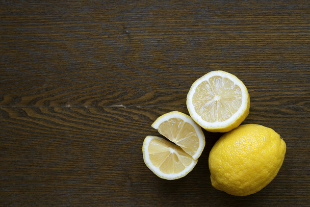 Lemons on a wooden board - Foto, afbeelding