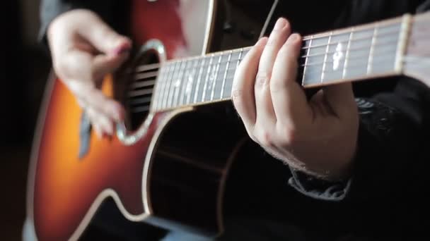 άνθρωπος που παίζει ακουστική κιθάρα - Πλάνα, βίντεο