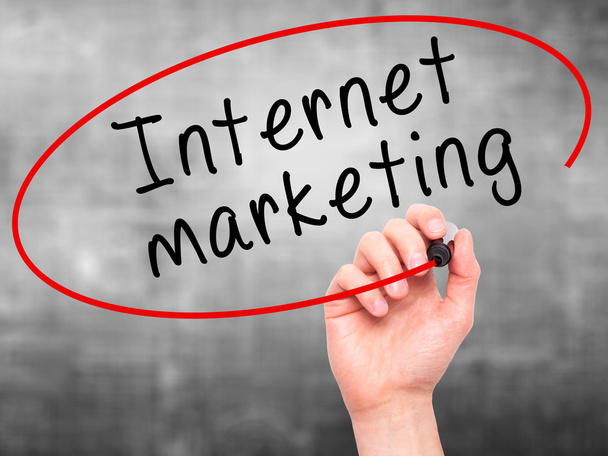 Hombre Escritura a mano Marketing en Internet con marcador negro en visual
  - Foto, imagen