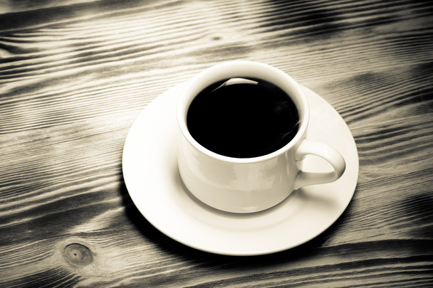 Kaffee in Tasse auf hellem Holztisch. gemildert - Foto, Bild