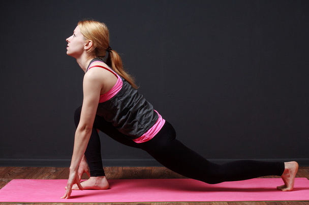  Jogi. Wypad do przodu. Młoda blond kobieta robi ćwiczenia jogi - Zdjęcie, obraz