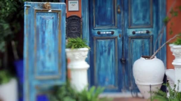 закрытая старая синяя аутентичная деревянная дверь, мягкий фокус, Турция, Кас
 - Кадры, видео