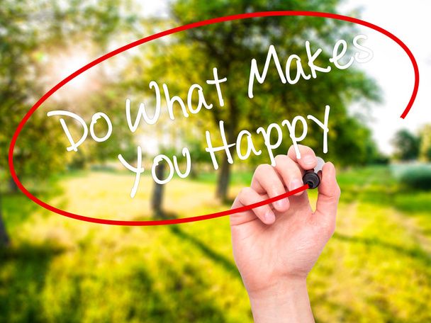 Человек, пишущий Do What Makes You Happy с черным маркером на v
 - Фото, изображение