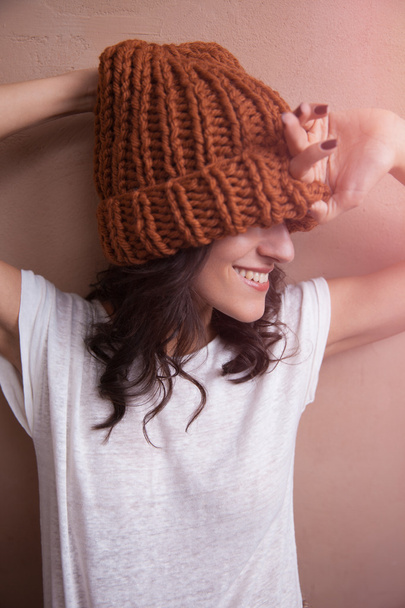 glücklich lächelnde Frau mit Strickmütze - Foto, Bild