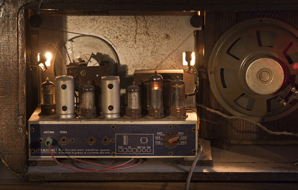 Electrónica dentro de una vieja radio
 - Foto, Imagen