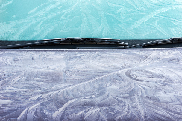 Hoar patrones de heladas en el capó del coche y el parabrisas
 - Foto, imagen