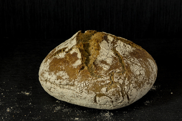 Siyah arkaplanda buğday ekmeği. - Fotoğraf, Görsel