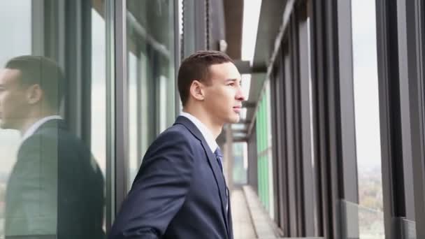 businessman standing by the window - Video, Çekim