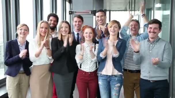 mensen uit het bedrijfsleven klappen in kantoor - Video