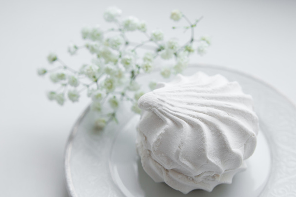 marshmallows e un fiore su un piattino
 - Foto, immagini