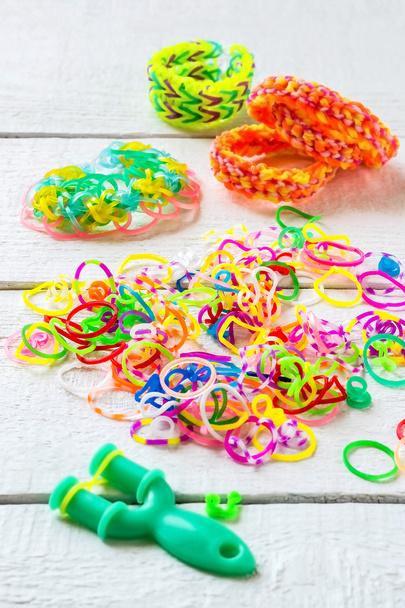 Making of children's accessories of silicone rings  - Foto, Bild