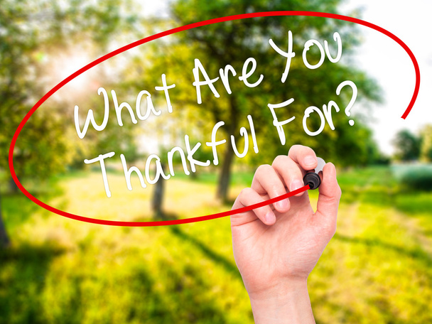 Ręką człowieka pisanie co są ci wdzięczny za? z czarnego markera na - Zdjęcie, obraz