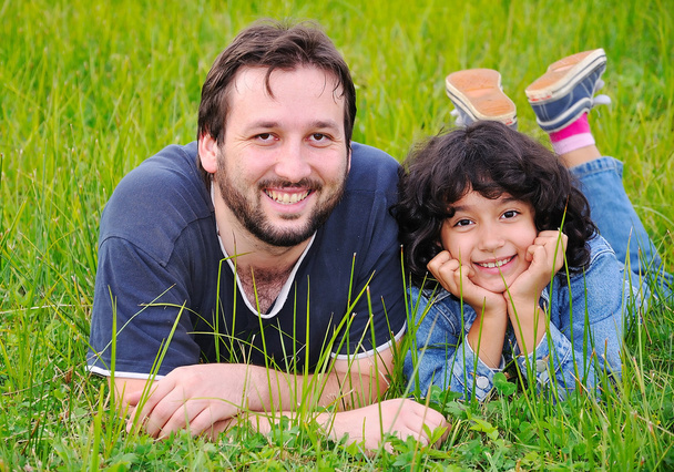 genç Baba ve küçük şirin kız, mutluluk çayır üzerinde - Fotoğraf, Görsel