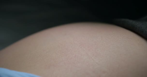 妊娠中の女性の子宮の中を蹴る - 映像、動画