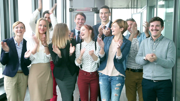 gente de negocios aplaudiendo en la oficina
 - Imágenes, Vídeo
