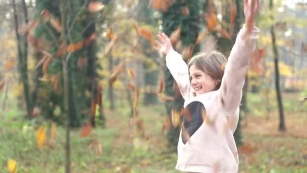 girl throwing leaves - Materiał filmowy, wideo