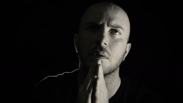 Young man prays - Imágenes, Vídeo