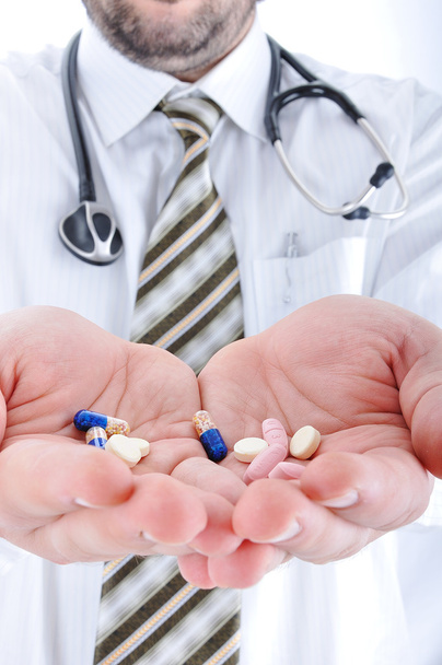 Médico holding pílulas em suas palmas
 - Foto, Imagem