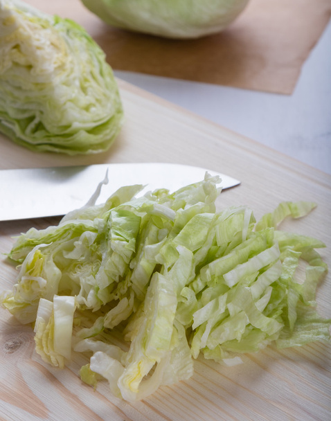 apróra vágott friss saláta - Fotó, kép