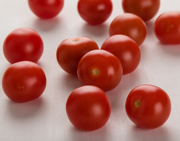 tomates cherry sobre mesa blanca
 - Foto, Imagen