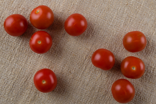 tomates cherry sobre tela
 - Foto, Imagen