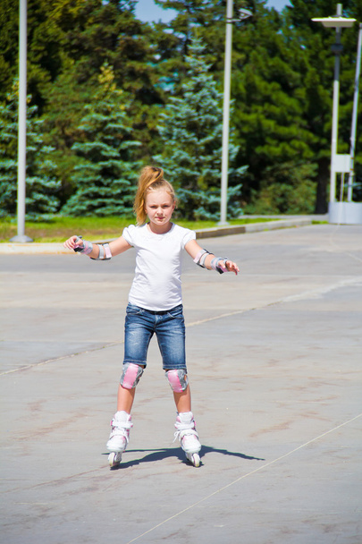Apprendre fille sur patins à roulettes
 - Photo, image