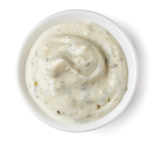Salsa di aglio in piatto rotondo su sfondo bianco
 - Foto, immagini