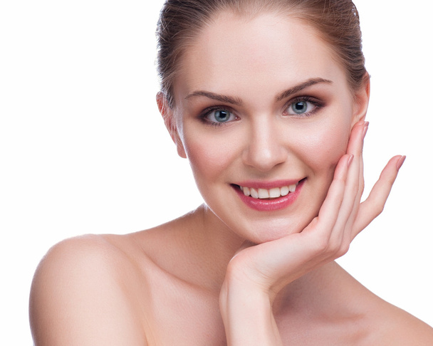 Schönes Gesicht einer jungen erwachsenen Frau mit sauberer, frischer Haut - isoliert auf weiß - Foto, Bild