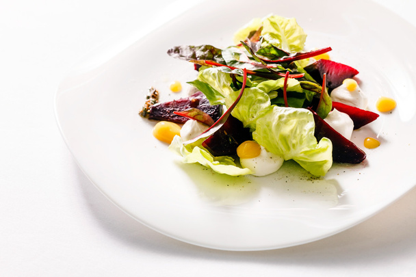 vegetarian salad on plate - Фото, зображення