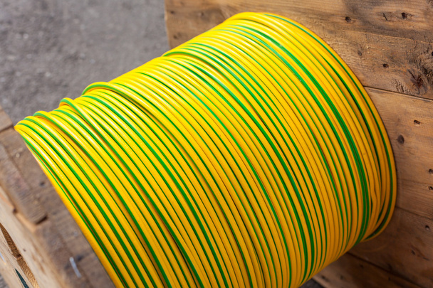 Grande bobine de câble électrique
 - Photo, image