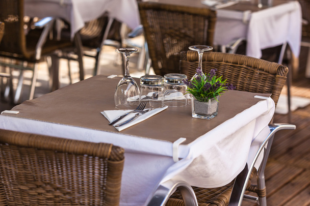 Accoglienti tavoli da ristorante
 - Foto, immagini