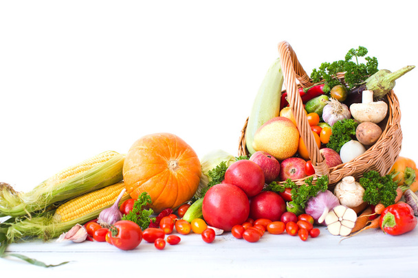 Композиція з різноманіттям свіжих овочів і фруктів
. - Фото, зображення