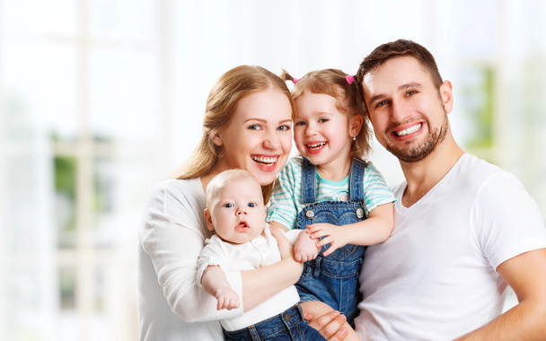 onnellinen perhe äiti, isä ja lapset kotona
 - Valokuva, kuva