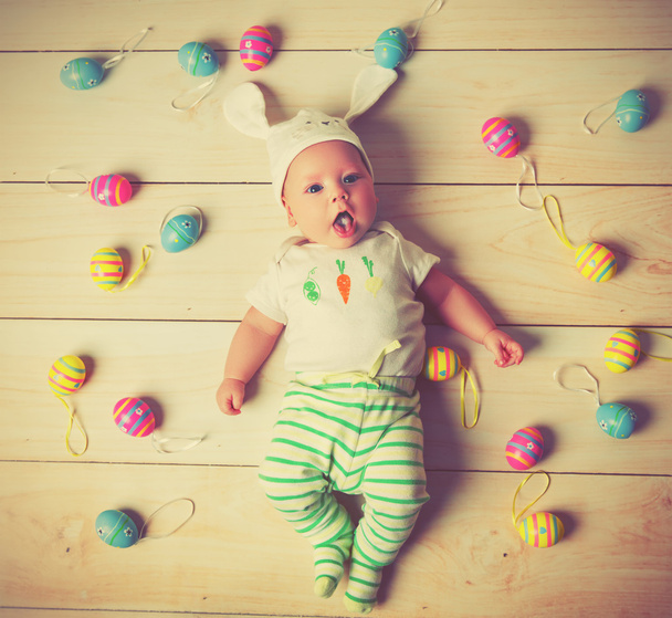 ευτυχισμένο μωρό παιδί με τα αυτιά του Πάσχα λαγουδάκι και αυγά - Φωτογραφία, εικόνα