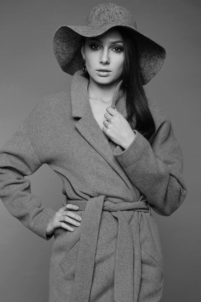 young fashion brunette woman beauty in gray coat and hat - Foto, imagen