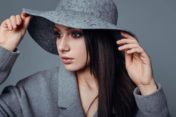 junge Mode brünette Frau Schönheit in grauem Mantel und Hut - Foto, Bild