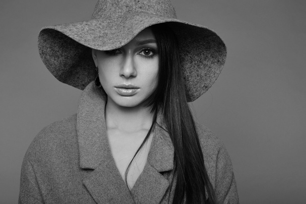 junge Mode brünette Frau Schönheit in grauem Mantel und Hut - Foto, Bild