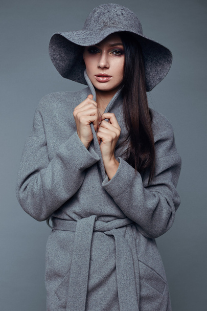 jovem moda morena mulher beleza em casaco cinza e chapéu
 - Foto, Imagem