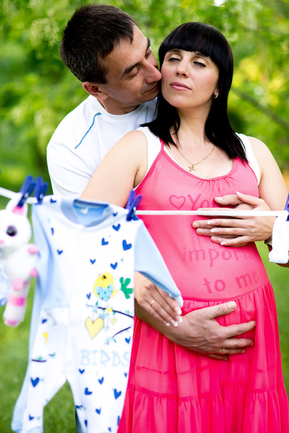 幸せな妊娠中の女性と彼女の夫は公園で - 写真・画像