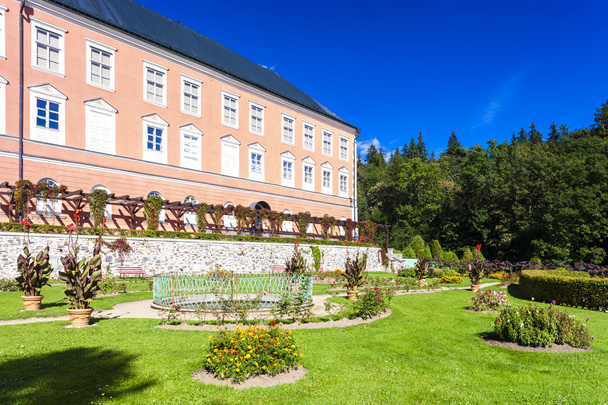 palace in Kamenice nad Lipou with garden - Zdjęcie, obraz