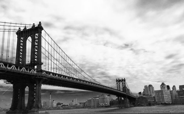 マンハッタン橋を渡る黒と白のスタイルでニューヨーク市 - 写真・画像