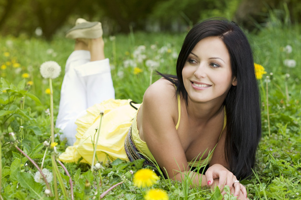 Femme posée sur l'herbe
 - Photo, image