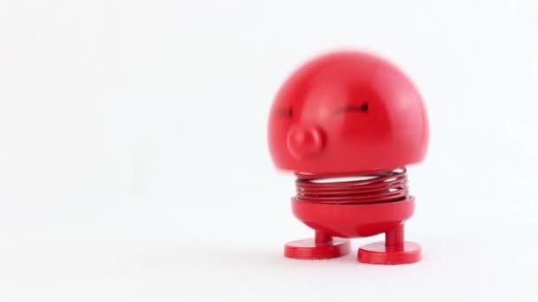 Figura vermelha com mola de metal rindo e pulando
 - Filmagem, Vídeo