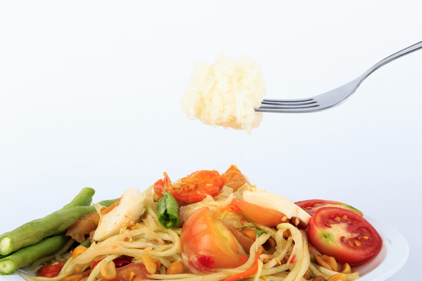タイ料理、塩漬け卵 (ソム タム タイ改 Kem) 白背景に青パパイヤのスパイシー サラダ - 写真・画像