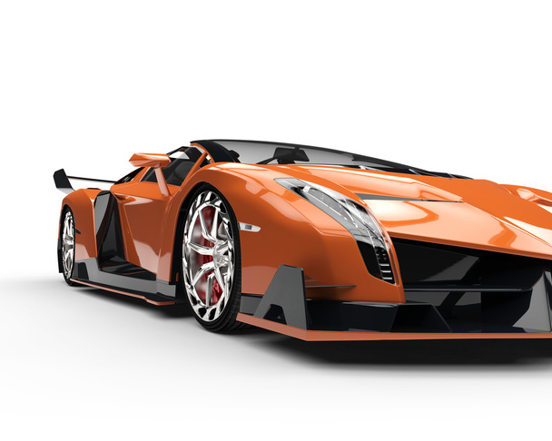 Оранжевый гоночного автомобиля - Studio Shot - вырезать вид - Фото, изображение