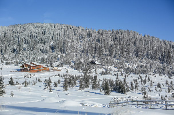 Síelők a ski lift, egy szép napsütéses napon a Kárpát-hegység - Fotó, kép